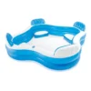 A: Piscina lounge intex 56475 cheia de água com seus assentos infláveis expostos no jardim.