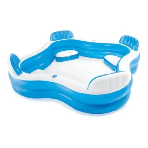 A: Piscina lounge intex 56475 cheia de água com seus assentos infláveis expostos no jardim.