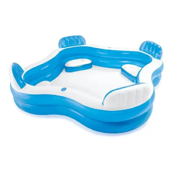 A: Piscina lounge intex 56475 cheia de água com seus assentos infláveis expostos no jardim.