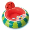 Bebê sorrindo sentado no assento fralda do baby bote melancia intex 56592 flutuando com segurança na água da piscina.
