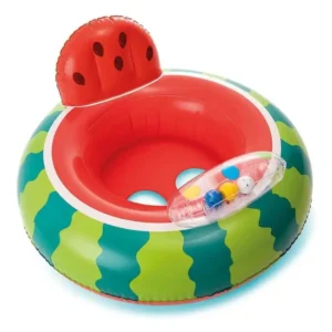 Bebê sorrindo sentado no assento fralda do baby bote melancia intex 56592 flutuando com segurança na água da piscina.