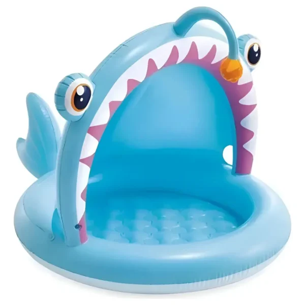 Visão frontal do guarda-sol em formato de peixe das piscinas baby fisch 45 litros intex 58419 infladas no jardim.