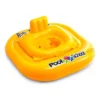 Bebê se divertindo na piscina com segurança usando o baby shool intex 56587 de formato quadrado estável.