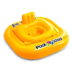 Bebê se divertindo na piscina com segurança usando o baby shool intex 56587 de formato quadrado estável.