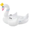 Detalhe lateral mostrando as duas câmaras de ar da boia bote inflável cisne real infantil intex 57562 montada no jardim.