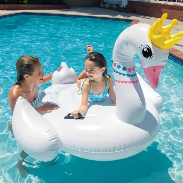 Caixa com o código oficial da boia bote inflável cisne real infantil intex 57562 exposta na prateleira de uma loja de brinquedos.