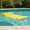 Banhista deitado aproveitando as cristas anatômicas do Colchão Inflável Bronzeador Water Hammock - Intex 58725 por atacado
