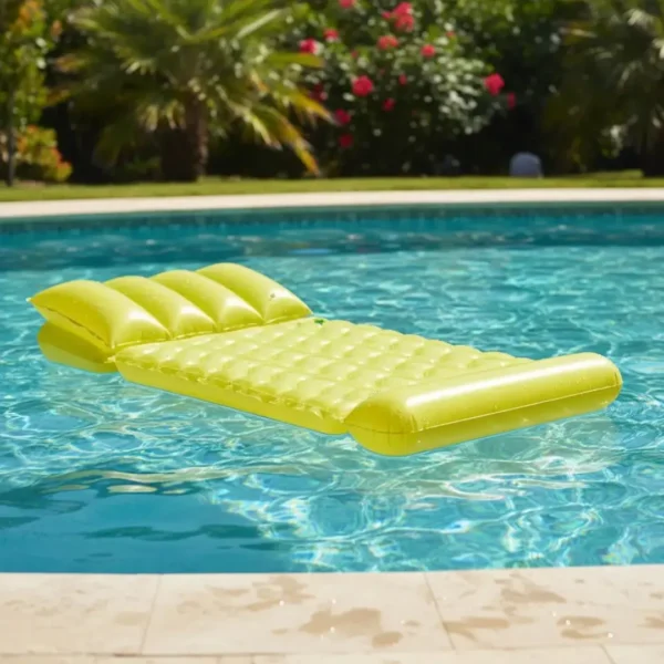Banhista deitado aproveitando as cristas anatômicas do Colchão Inflável Bronzeador Water Hammock - Intex 58725 por atacado