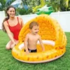 Bebê brincando com segurança no fundo acolchoado da Piscina Abacaxi INTEX 58414 cheia de água limpa.