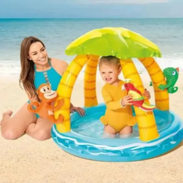 Detalhe da palmeira protetora solar instalada na piscina tropical intex 58417 cheia de água no jardim.