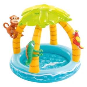 Criança brincando na água dentro da piscina tropical intex 58417 montada sobre o gramado verde do quintal.