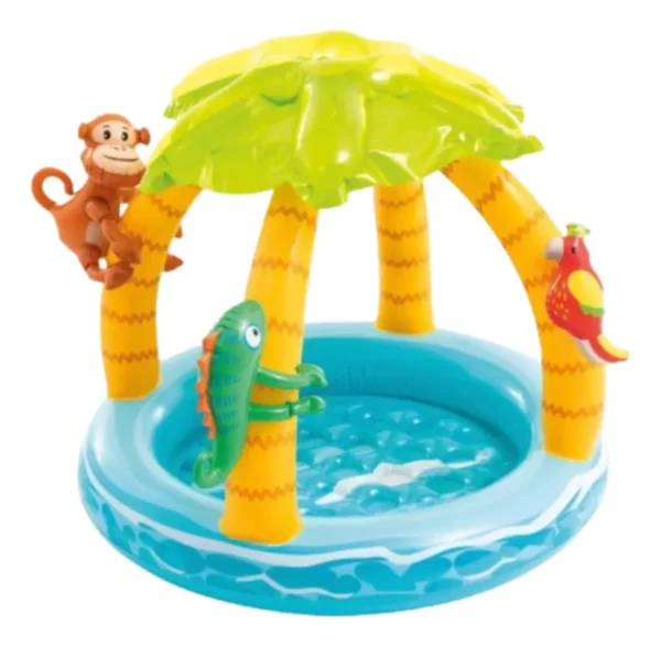 Criança brincando na água dentro da piscina tropical intex 58417 montada sobre o gramado verde do quintal.