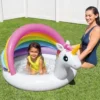 Bebê brincando com segurança no fundo acolchoado da Piscina Unicórnio INTEX 57113 cheia de água limpa.