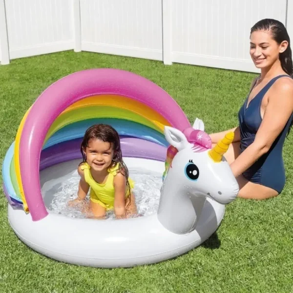 Bebê brincando com segurança no fundo acolchoado da Piscina Unicórnio INTEX 57113 cheia de água limpa.
