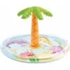 Piscina infantil Palm Tree INTEX 56433 inflável redonda com esguicho em formato de coqueiro funcionando no jardim para catálogo de atacado B2B.