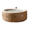 Spa Ofuro Intex modelo Bubbles referência 28426BR instalado em um deck de madeira residencial.